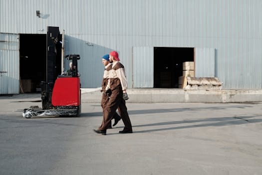 Utility Chic: Cargo Pants and Workwear-Inspired Pieces